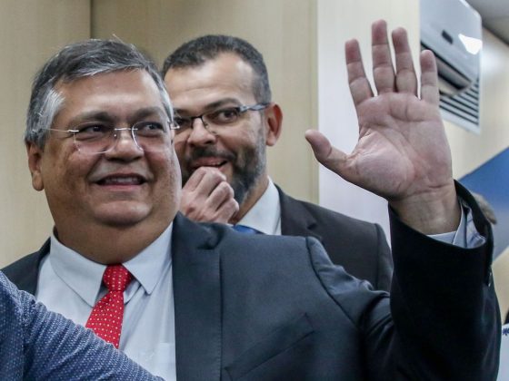 Flávio Dino, atual ministro da Justiça e Segurança Pública, determinou que a Polícia Federal realize uma apuração em torno do discurso feito pelo deputado Eduardo Bolsonaro (PL-SP), filho do ex-presidente Jair Bolsonaro. (Foto: Agência Brasil)