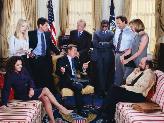 'The West Wing': Exibida entre 1999 a 2006, em 7 temporadas, a produção foi indicada em todas as levas de episódio, e conquistou a estatueta em quatro ocasiões, entre 2000 e 2003. (Foto: Divulgação)