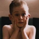 O filme conta a história da família de Kevin McCallister, que o esquece em casa nas férias de Natal. Sozinho e sem ter ninguém a quem recorrer, o menino de apenas oito anos terá que resolver seus problemas: ir às compras, cozinhar, lavar a roupa e até barrar os ladrões que tentam invadir sua casa. (Foto: Divulgação)