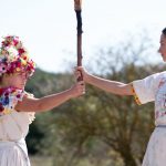 Uma garota atormentada por traumas recentes vai com o namorado e um grupo de amigos passar férias numa comunidade alternativa na zona rural da Suécia. Aos poucos eles vão se dando conta de que podem correr sérios perigos. (Foto: Divulgação)