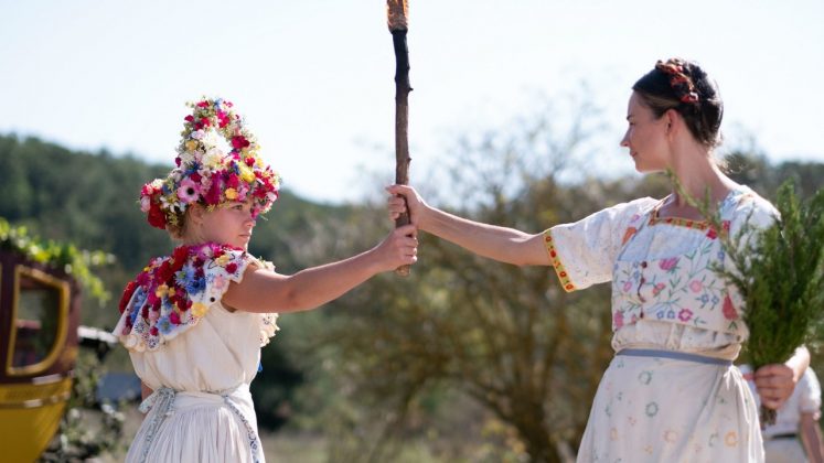 Uma garota atormentada por traumas recentes vai com o namorado e um grupo de amigos passar férias numa comunidade alternativa na zona rural da Suécia. Aos poucos eles vão se dando conta de que podem correr sérios perigos. (Foto: Divulgação)