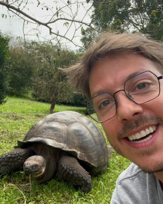 Segundo Fabio Porchat, a ideia inicial era de cair na água e ser amparado por outro ator, mas não foi o que aconteceu. (Foto: Instagram)