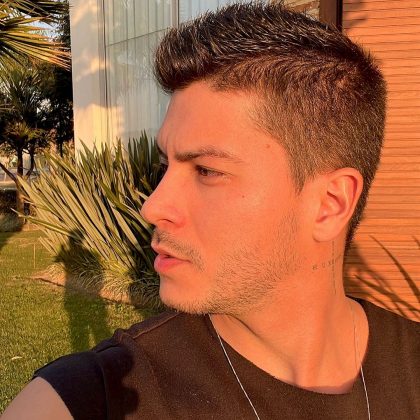 Arthur e Jheny realizaram o chá depois de divulgarem o fim do relacionamento. (Foto: Instagram)