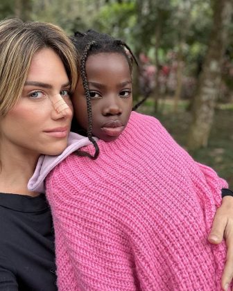 Giovanna Ewbank compartilhou uma sequência de cliques fofos com a filha, Titi, após passar alguns dias com a pequena em São Paulo. (Foto: Instagram)