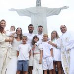 Pedro Scooby publicou um vídeo no Instagram mostrando detalhes da cerimônia de batismo de Aurora, sua filha com Cintia Dicker,, no último domingo (27). (Foto: Instagram)