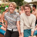 Please Like Me, 2013–2016. Josh acaba de terminar seu namoro com a jovem Claire e chega à conclusão de que ele é, na verdade, gay. Agora, além de fazer de tudo para que sua família aceite sua orientação sexual, ele embarca em um novo e complicado relacionamento com Geoffrey. (Foto: Divulgação)