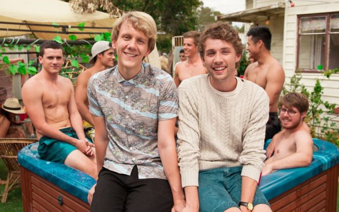 Please Like Me, 2013–2016. Josh acaba de terminar seu namoro com a jovem Claire e chega à conclusão de que ele é, na verdade, gay. Agora, além de fazer de tudo para que sua família aceite sua orientação sexual, ele embarca em um novo e complicado relacionamento com Geoffrey. (Foto: Divulgação)