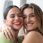 Bruna Marquezine completou 28 anos de idade e recebeu uma surpresa emocionante da amiga Sasha Meneghel. A modelo viajou até o Havaí ao lado do marido, João, para comemorar o dia especial com a aniversariante. (Foto: Instagram)