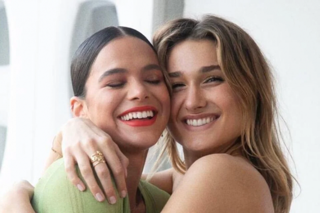 Bruna Marquezine completou 28 anos de idade e recebeu uma surpresa emocionante da amiga Sasha Meneghel. A modelo viajou até o Havaí ao lado do marido, João, para comemorar o dia especial com a aniversariante. (Foto: Instagram)