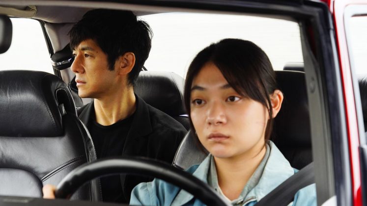 Yusuke é um ator idoso e viúvo que procura um motorista. Ao receber a indicação de Misaki, uma jovem de 20 anos, ele tem suas dúvidas iniciais, mas uma relação muito especial se desenvolve entre os dois. (Foto: Divulgação)