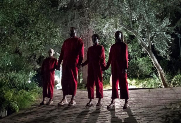 Adelaide e Gabe levam a família para passar um fim de semana na praia e descansar. Eles começam a aproveitar o ensolarado local, mas a chegada de um grupo misterioso muda tudo e a família se torna refém de seres com aparências iguais às suas. (Foto: Divulgação)