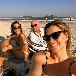 Acompanhada de belas imagens à beira-mar, ao lado dos amigos Leo Fuchs e Mari Leoni, a atriz capturou o momento de despedida de forma única. (Foto: Instagram)