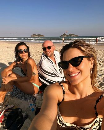 Acompanhada de belas imagens à beira-mar, ao lado dos amigos Leo Fuchs e Mari Leoni, a atriz capturou o momento de despedida de forma única. (Foto: Instagram)