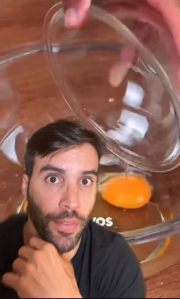 Em vídeo publicado em sua conta no Instagram, o nutricionista detona o de Maíra. "Eu fiquei chocado quando vi esse vídeo aqui. Vai reparando!", comentou. "Pessoal, muito cuidado com isso aqui na internet! O nome disso é terrorismo nutricional e só faz piorar a sua relação com o seu corpo e com a comida. Vamos combater esses radicalismos e saúde mental em primeiro lugar. Pelo amor de Deus!", alertou o nutricionista (Foto: Instagram)