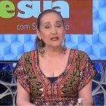 Além do novo capitulo da entrevista de Larissa Manoela para o 'Fantástico' no último domingo (20), a mãe dela, Silvana Taques que conversou com Chris Flores, do 'Fofocalizando'. Agora, Sonia Abrão está entre os assuntos mais comentados, devido ao seu posicionamento do caso, ficando ao lado da mãe (Foto: RedeTV)