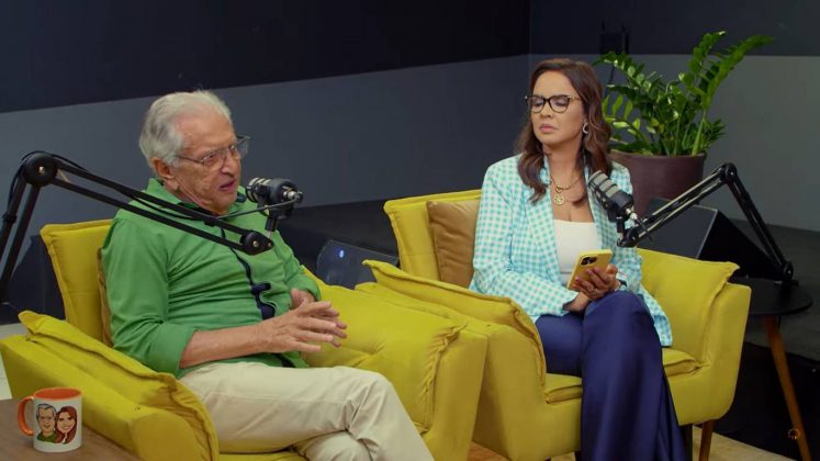 "Esse negócio de dá um ponto de audiência não representa nada, porque eu fiz programa, e você me deu o prazer de estar te entrevistando", disse Carlos Alberto. (Foto: YouTube)