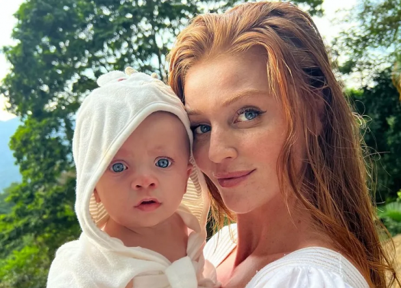 A modelo compartilhou um clique com a filha em um resort na Península do Maraú, na Bahia. (Foto: Instagram)