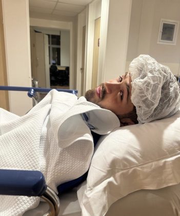 De forma descontraída e bem-humorada, o jovem ator mandou um recado para seus fãs e aproveitou para compartilhar uma série de fotos capturadas no hospital. (Foto: Instagram)