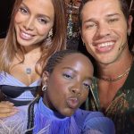Clara Moneke, a Kate de “Vai na Fé”, se encontra no centro de uma polêmica nas redes sociais depois de compartilhar uma selfie ao lado da cantora Anitta, de 30 anos, e do ator José Loreto. (Foto: Instagram)