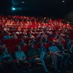 Sabemos que a paixão por cinema não é de hoje, e arrasta milhares de pessoas ao redor do mundo inteiro para as salas e desfrutarem de um dos melhores prazeres para quem é fascinado pelo universo audiovisual. (Foto: Divulgação)