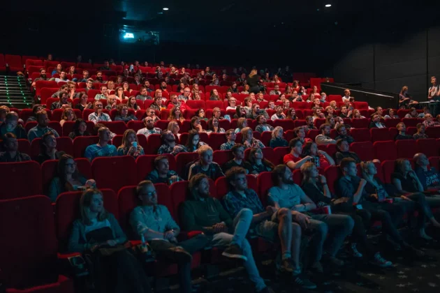 Sabemos que a paixão por cinema não é de hoje, e arrasta milhares de pessoas ao redor do mundo inteiro para as salas e desfrutarem de um dos melhores prazeres para quem é fascinado pelo universo audiovisual. (Foto: Divulgação)