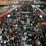 Ele estava caído na passarela da estação. (Foto: Agência Brasil)