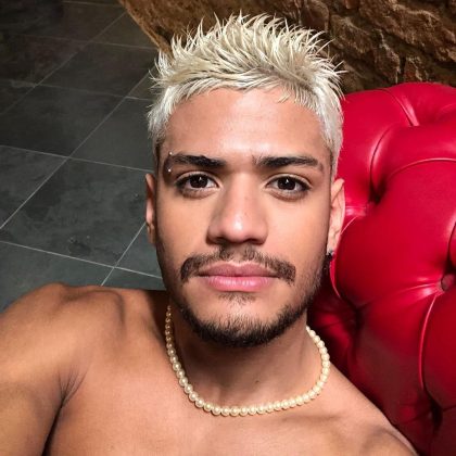 O ator Gabriel Santana afirmou que se tornou alvo de ataques da própria comunidade LGBTQIAPN+. (Foto: Instagram)