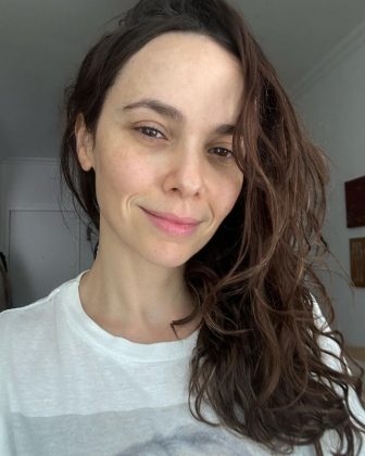 "Hoje, me sinto bem comigo mesma, mas já tive medo de ficar solitária, apesar de sempre ter tido uma rede muito boa, uma família e amigos bem próximos. Estou numa fase boa!", disse Débora Falabella. (Foto: Instagram)