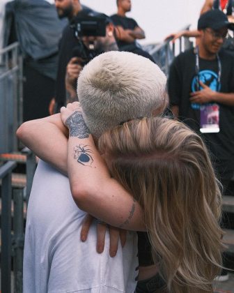 Nos cliques, os dois aparecerem juntinhos nos bastidores do festival 'The Town, onde a cantora de apresentou no domingo (3). (Foto: Instagram)