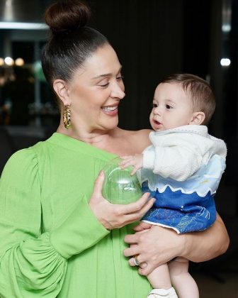 Claudia Raia encantou seus fãs com fotos do caçula, Luca, lambuzado de papinha nesta quarta-feira (20). (Foto: Instagram)