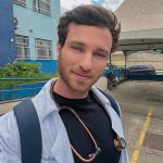 O ex-BBB Lucas Bissoli, de 33 anos, compartilhou nesta quarta-feira (20) que está fazendo atendimentos em uma UBS (Unidade Básica de Saúde). (Foto Instagram)