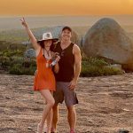 Isis Valverde e Marcus Buaiz surgiram juntinhos curtindo a viagem pela Paraíba em um álbum de fotos publicado pela atriz nesta segunda-feira (25). (Foto: Instagram)