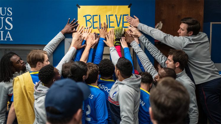 A série segue a vida de Ted Lasso, um técnico de futebol americano que se encontra em dificuldade quando se vê contratado para treinar um time de futebol na Inglaterra, mesmo não tendo experiência suficiente com o esporte. Mesmo inexperiente, Ted conquista a equipe e, aos poucos, passa a entender as minúcias do futebol. (Foto: Divulgação)