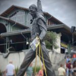 Estátua em homenagem ao cantor, na Suíça. (Foto: Instagram)