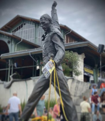 Estátua em homenagem ao cantor, na Suíça. (Foto: Instagram)