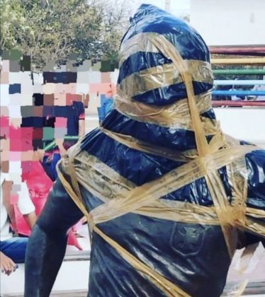 Vândalos tamparam a estátua com sacos e fitas (Foto: Instagram)