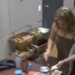 Paulinha no BBB, sendo flagrada atacando a comida durante a madrugada. (Foto: Instagram)