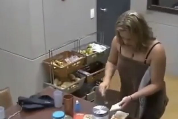 Paulinha no BBB, sendo flagrada atacando a comida durante a madrugada. (Foto: Instagram)