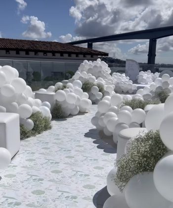 Decoração foi com várias bolas brancas. (Foto: Instagram)