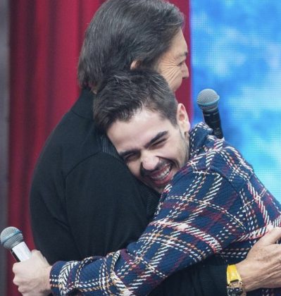 Joāo e o pai durante apresentação do programa juntos. (Foto: Instagram)