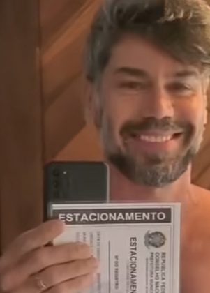 No seu instagram, onde compartilha a rotina, diariamente, ele postou um vídeo, sem camisa, mostrando a permissão. E escreveu: "você está usando sua vaga de idoso?" (Foto: Instagram)