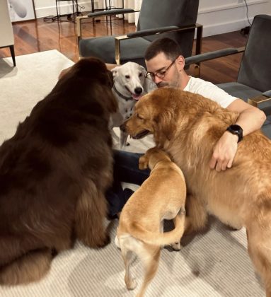  Antônio com os cachorros. (Foto: Instagram)