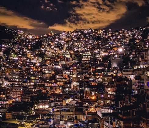 Visão da Rocinha a noite. (Foto: Instagram)