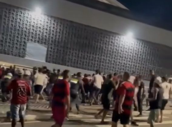 Nas imagens, torcedores danificaram as catracas do estádio. (Foto: reprodução)