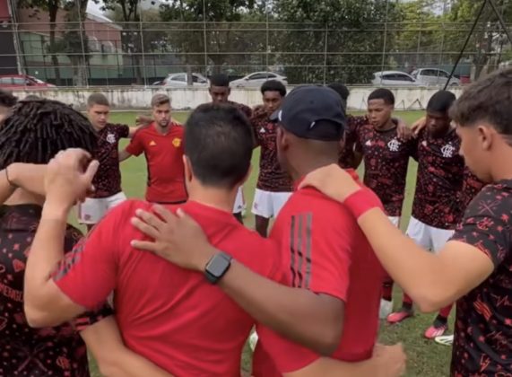 Na frente do Hotel onde os jogadores ficaram, na Enseada do Suá, 400 pessoas tentavam um minuto de atenção do time. Mas os jogadores passaram sem dar muita "bola". (Foto: instagram)