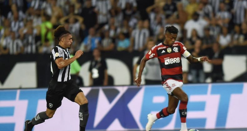 Integrantes da torcida organizada chegaram a chutar as grades de contenção.(Foto: instagram) 