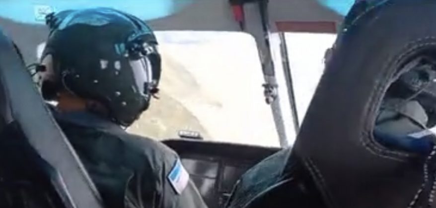 Ela foi resgatada pelo helicóptero do Núcleo de Operações de Transporte Aéreo da Secretaria da Casa Militar do ES (Notaer), no alto da montanha. (Foto: Notaer)