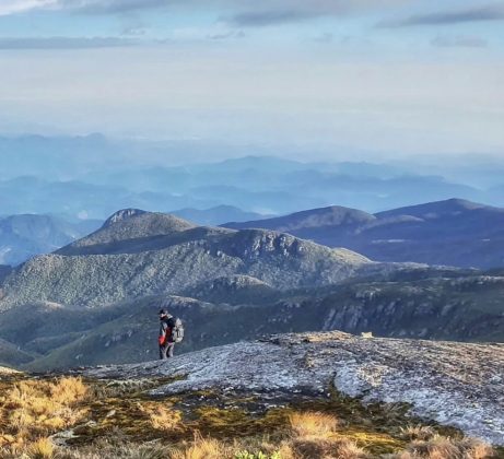 A jovem tem 45 anos e passou mal nesse domingo, ao fazer a trilha do Pico da Bandeira. (Foto: Instagram)