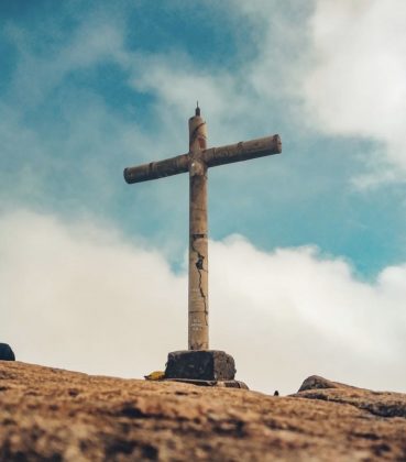 Existem trilhas tanto pelo lado do Espírito Santo quanto pelo lado de Minas Gerais e são bem sinalizadas. (Foto: Instagram)