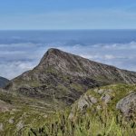 A trilha do pico é intensa, e é dividida em duas etapas. É feita, geralmente de madrugada, para assistir ao nascer do sol do alto da montanha. (Foto: Instagram)